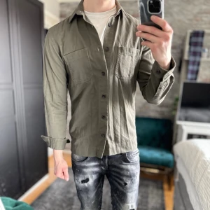 Overshirt - Mycket bra skick, skrynklig! Passar dig som är mellan 175-185cm ungefär. Modellen är 185 cm, 75kg. Passar bra nu till våren! Skriv för mer information!🤝