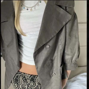 Höst kappa - Såå snygg tre kvartsärmad kappa med knappar i mörkgrön färg