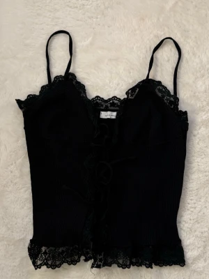 Spetslinne med snörning  - Ett jättefint spetslinne med snörning från DesignBySi