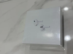 Apple AirPods Pro (USB-C) hörlurar - Säljer ett par vita Apple AirPods Pro med USB-C laddningsetui. Trådlösa in-ear hörlurar med stilren design och kompakt laddningsfodral. Perfekta för musik, samtal och gaming. Levereras i originalförpackning.