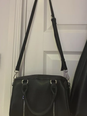 Misako väska - säljer min misako väska! den äe knappt använd, ungefär 3-5 gånger. den är i väldigt bra skick och säljer på grund av att den ej används. startar priset på 400 men vid snabbköp så kan pris sänkas.