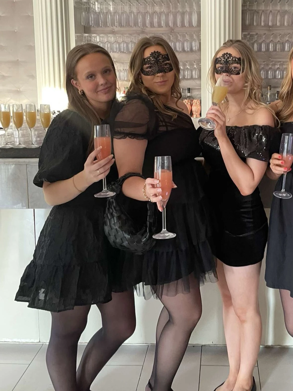 Svart oneshoulder klänning med knyt - 1