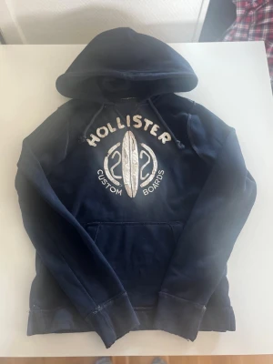 Hollister surf Malibu hoodie (sällsynt) - Sjukt snygg och sällsynt Hollister surf hoodie i storlek M. Fint skick inga fel otroligt eftertraktad och sällsynt design. Pris 578 kr kom gärna med frågor och prisförslag kolla även min profil för mer liknande rabatt vid flera 😁✌️