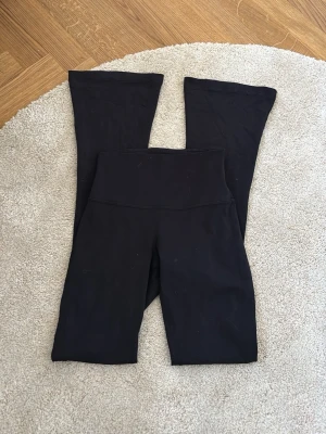 Svarta yoga pants från lululemon  - Säljer mina svarta träningsbyxor från lululemon, de är utsvägda nertill. Bra skick. 