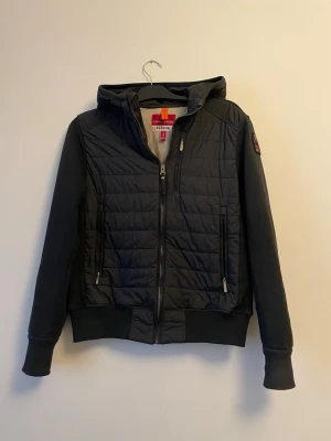 Parajumper cardigan/fleece  - Hej säljer denna snygga parajumper cardigan inga fläckar har bara det lilla hålet vid armen inget som märks storlek S så klart är den äkta hör av er via intresse mvh Top seller 