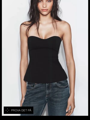 Oanvänd tube top - Super fin tube top från Zara som passar till allt. Den är oanvänd med prislappen kvar. 