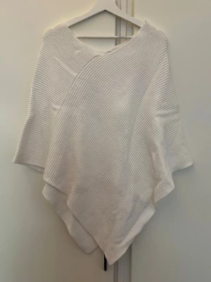 Poncho - Säljer denna fina ponchon ifrån Kappahl i storlek onesize. Bra skick, super fin nu i sommar och passar till det mesta 🎀🎀