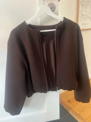 Brun bomberjacka  - Brunbomber jacka från Zara. Har ett litet hål i innerfickan men inget som syns 