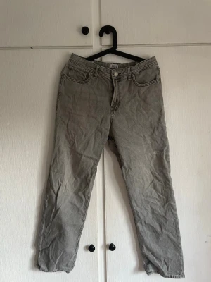 Grå jeans från jack & jones - Säljer ett par grå jeans från Jack & Jones! Bra skick bara lite skrynkliga. Strl 170/15y