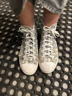 Dior sneakers - säljer dessa dior skor då dom inte kommer till användning längre. Priset därav jag inte har äktahetsbevis på skorna då jag köpte dom av en kompis för ett tag sen.