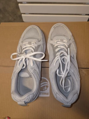 Grå/Vita sneakers - Snygga grå/vita sneakers från Din Sko (tror jag) i storlek 40, använda några gånger