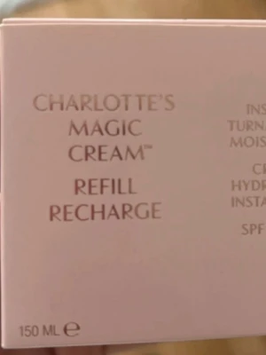 Charlotte's Magic Cream Refill 150ml - Lyxig refill till Charlotte's Magic Cream i storlek 150 ml. Förpackningen är ljusrosa med elegant guldlock och CT-logga. Perfekt för dig som vill fylla på din favoritkräm med återfuktande och skyddande egenskaper. Innehåller SPF.