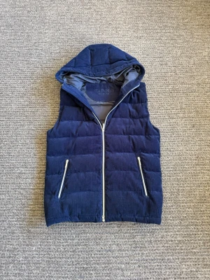 Västar - Västen är köpt för 1800kr, just nu i en rea kostar den 1300kr. Västen är i bra skick, inga defekter eller liknande. Hör gärna av er vid frågor. Gå gärna in och kolla in min profil med många liknande annonser och mycket mer!👍 Köp gärna med ett bundle-paket så får du mycket rabatt!🙌😁