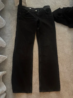 Zara jeans - Storlek 38 skit snygga Zara jeans i svart, de e low waist och är en baggy rak modell. Aldrig använda