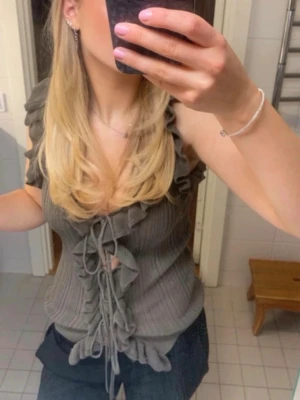 Grön volang topp - Grön ribbad knyt topp från Zara, super fin och toppen skick!