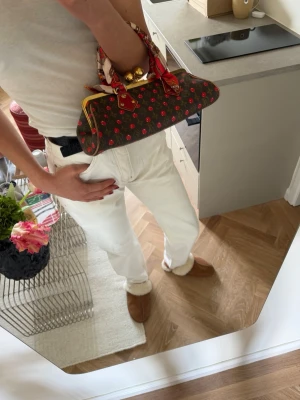 Louis Vuitton x Murakami Cherry Handväska - Unik handväska från Louis Vuitton x Takashi Murakami med klassiskt monogrammönster och röda körsbär. Väskan har guldfärgade metalldetaljer, handtagen är slitna så har lindat in dom i scarf. Köpt vintage i Paris. 