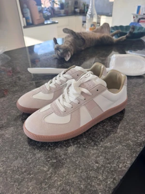 Liknande maison margelia skor - Tja, säljer nu dessa skor då jag köpt nya. Leveransen på skorna tog mer än 2 veckor så jag köpte ett par andra skor men nu kom dom och jag har ingen användning av dom. Nypris 1200kr mitt pris 600kr