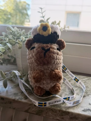 Virkad studenthänge - Super söt virkad capybara som är ett studenthänge!💛💙