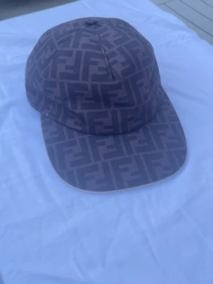 Fendi keps - Tja säljer nu min Fendi keps i nytt skick utan defekter. Hör av dig vid frågor och funderingar