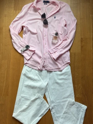 Ljusrosa skjorta från Polo Ralph Lauren - Rosa Ralph-Lauren skjorta. Äkta. Strl M. Skriv om du undrar något. Pris kan diskuteras. 