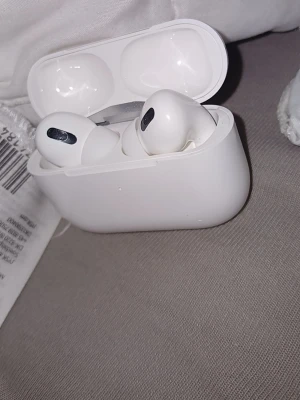 Apple AirPods Pro med laddningsetui - Säljer ett par vita Apple AirPods Pro köpte dom nyss på vinted cirka 690 kr. Men jag får inte start på dom. Det finns laddare jag kan ladda dom och det laddar aså sen så fort jag tar ut dom så slutar dom funka ni som har nån lösning på det kan jätte gärna skriva till mig ni kommer få med laddare också 👍