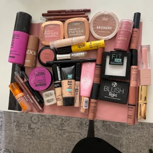 Stort kit med basmakeup från flera märken - Säljer ett komplett kit med basmakeup som inkluderar foundation, concealer, puder, bronzer, blush, setting spray, eyeliner,primer flera läpprodukter från märken som bumox,Maybelline, L'Oréal, NYX, IsaDora och W7. Färgerna varierar från neutrala till rosa och bruna toner. Perfekt för dig som vill ha allt för en snygg bas.  Pris kan diskuteras ! 🌸 OBS PENNVÄSAREN INGÅR INTE BEHÖVDE DEN SJÄLV . 