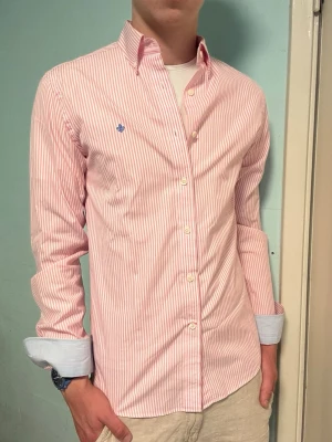 Morris skjorta rosa vit randig – 37/38 (S/M slim fit) - Säljer en snygg rosa vit randig skjorta ifrån Morris i storlek 37/38 (S), men den passar också M slim fit. Perfekt för både vardag och mer uppklädda tillfällen. Mycket bra skick.  Har du frågor? Tveka inte att höra av dig. Allt gott från Deluxe garderoben 🌟