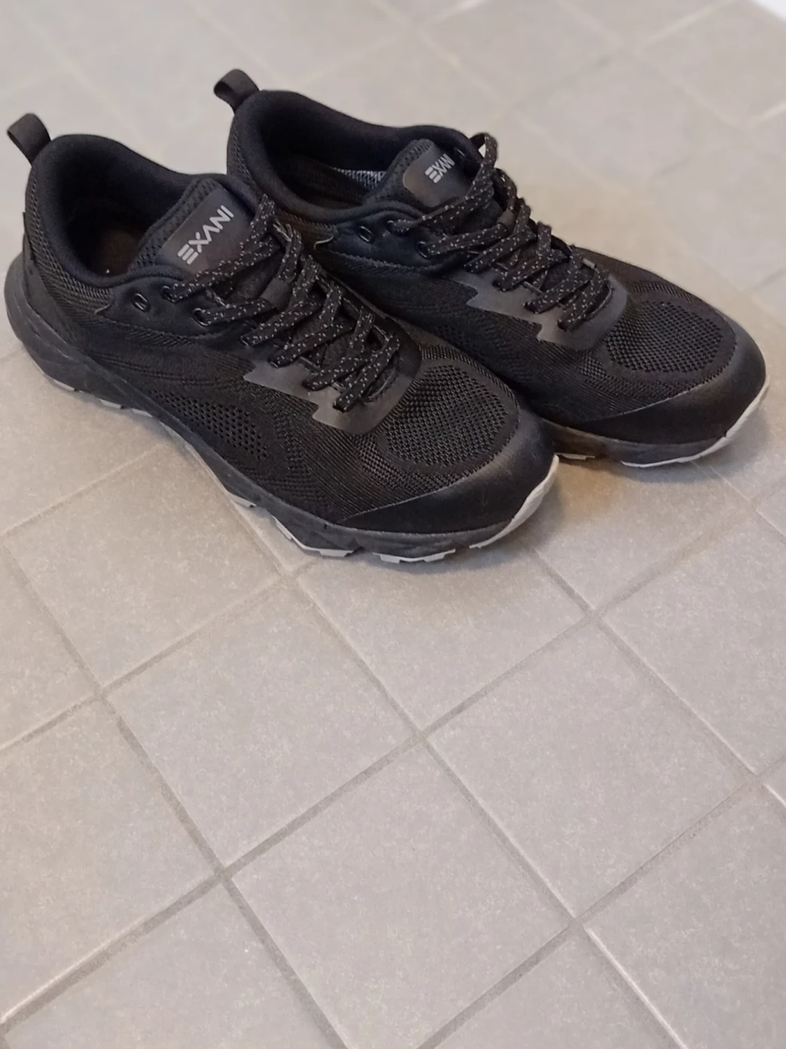 Svarta sneakers från INNEX