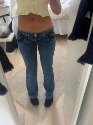 Ltb Jeans - Säljer ett par klassiska blå Ltb jeans med bootcut passform. Jeansen har låg midja och fem fickor, tillverkade i mjukt denimtyg. Perfekta för en avslappnad och trendig look.