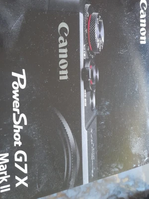 Canon PowerShot G7 X Mark II kamera - Canon PowerShot G7 X Mark II är en kompakt digitalkamera i svart med en stilren design. Kameran har ett objektiv med 4.2x optisk zoom och bländare f/1.8-2.8. Tillverkad i metall och plast, perfekt för dig som vill ha en smidig kamera med bra prestanda. USB-kabel medföljer.