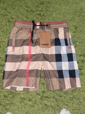 Rutig Burberry shorts med snörning -  Små i strl passar s-m