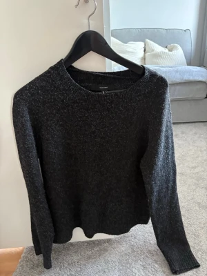 Stickad tröja - En svart stickad tröja från vero Moda med liten hint av vitt i färgen. Super fin