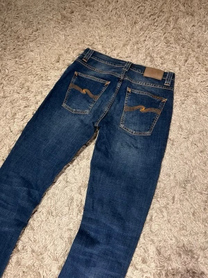 Grim tim nudie jeans slim fit fade wash grisch stockholm denim dry - Nudie jeans av modellen grim tim som sitter slim fit. Jeansen har en riktigt snygg tvätt. Mycket bra skick, storlek 30/34. Postas antigen samma dag som köp eller dagen därpå🙌💯