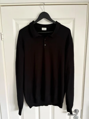 Merinoull John Henric  - Svart långärmad piké i 100% merinoull. Storleken är XXL men sitter mer som en XL. Är i mycketbra skick men har en litet hål på ena armen, se sista bilden. Vid frågor hör av dig.