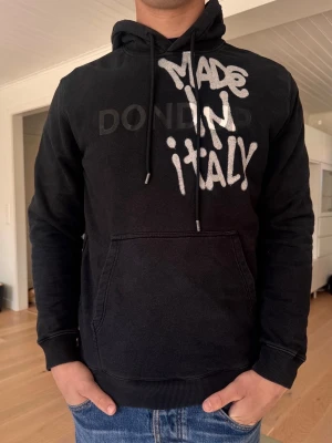 Dondup hoodie  - Säljer en dondup made in italy hoode i strl M, hoodien är i bra skick och använt fåtal gånger! Hör av dig vid mer frågor 