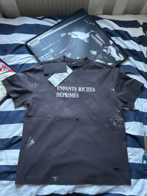 Svart t-shirt Enfants Riches Déprimés M - Cool svart t-shirt från Enfants Riches Déprimés med vit text på bröstet. Washed tshirt storlek medium 