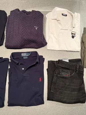 VÄLJ. Kolla i beskrivningen(RL, jeans,gant, Karl Lagerfeld) - Storlek M, pikétröja PRODUKT : 60kr                       Storlek M, Gant 250kr                                                 Storlek M, Karl Lagerfeld (Vit piké):450kr               Storlek M, Grön stickad piké 80kr                             Storler M, Vit häst Polo Ralph Lauren 350kr           Storlek M, Röd häst Polo Ralph Lauren 300kr          Diesel Jeans (Thommer W31/L32):350kr