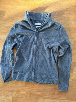 Merinoullkofta These Glory Days - Den är lite knottrig men det går att ta bort. Annars är den i väl skick. Använd ca 10 gånger högst och kostar över 1000kr ny