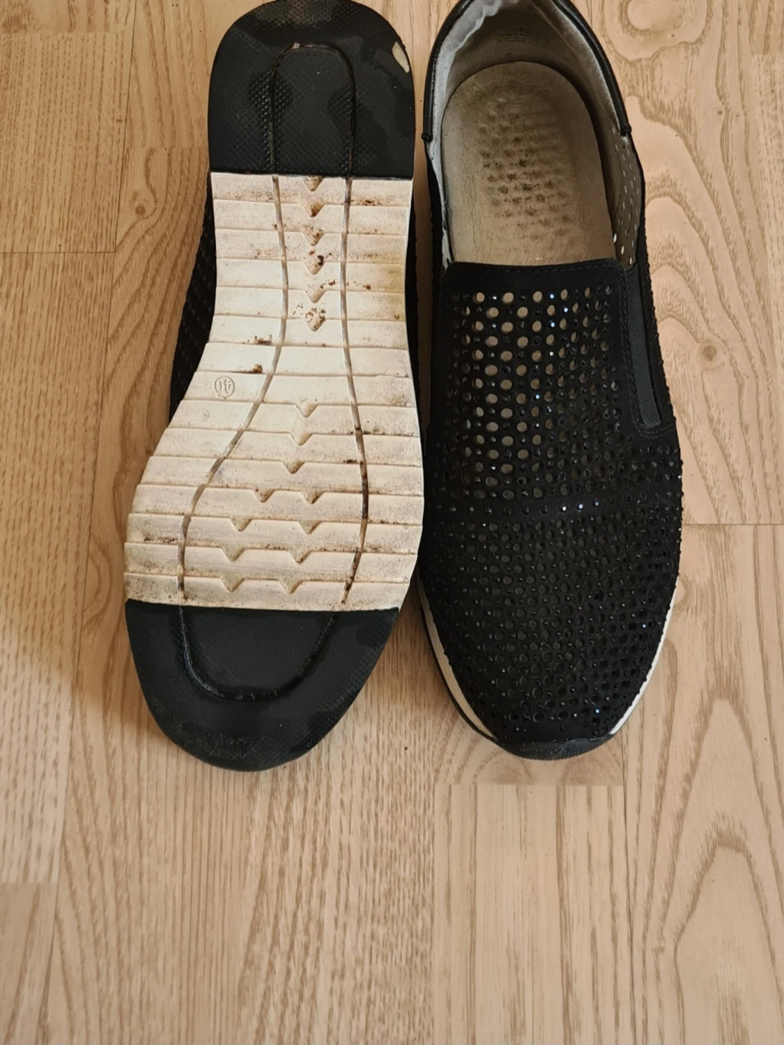 Svarta loafers med hålmönster - 2