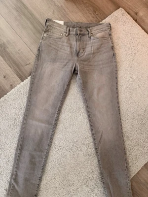 Gråa jeans - Säljer ett par gråa jeans. Aldrig använda, helt nya. Storlek 31-32