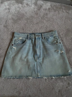 Jeans kjol  - Super snygg jeans kjol från Zara i storlek M🌸 den är använd fåtals gånger och är i mycket fint skick!🩷