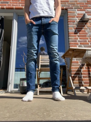 Replay anbass slim fit  - Snygga blå slim fit jeans från Replay med klassisk design och diskreta kontrastsömmar. Jeansen har en mörkare tvätt och läderpatch bak i midjan. Perfekta för en avslappnad look. Strl: 31/32 passar mig som är 178 perfekt. Skicket är prima bellerina, inga skavanker alls. Skriv gärna vid frågor🙌