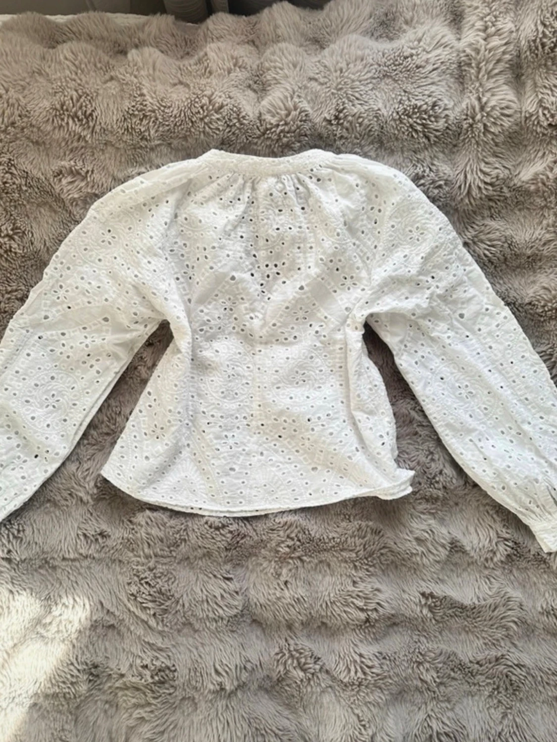 Vit broderad blus med v-ringning - 2