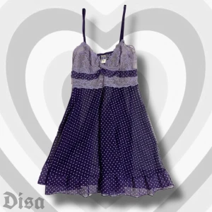 lila pricking lingerie-topp - så söt lila lingerie-topp med polkadots. lite liten i bysten på mig.