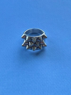 Ring med nitar - Ring i silver med nitar från Edblad