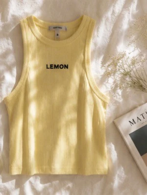 Gul ribbad linnetopp  - 🍋 Gul “LEMON” topp  🍋                                       Så fin pastel yellow färg 😩☀️ger verkligen clean summer vibes, stretchigt material & superskön!! Passar även mig som har xs-s  Bundle finns🤍  - Soft and pieces
