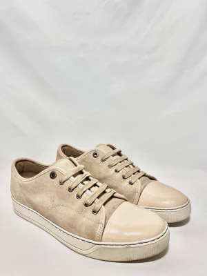 Lanvin Cap Toe Sneakers  - Skorna är i mycket fint skick och har inga defekter. En modell som verkligen sticker ut och passar perfekt om du vill ha något annorlunda.  ✔️ Storlek: UK 8 (passar EU 42–43) ✔️ Skick: Mycket fint skick ✔️ 100 % Äkta ✔️ Endast skorna medföljer  Kontakta mig för fler frågor och funderingar!