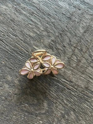 Hårklämma - Söt hårklämma i guldfärgad metall med rosa blommor!🌸💗