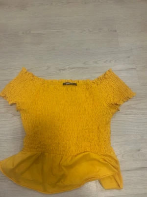 Fin sommar topp - Säljer denna fina sommar topp tjejer!!! den passar verkligen parfekt nu inför sommaren. som ni kan se på bild 3 så har prislappen tyvärr råkats dras av när jag beställde hem den, annars är den helt oanvänd bara testat den!! Hör av er vid funderingar ❤️