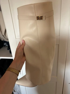 Beiga boots  - Säljer dessa snygga beigea boots från lululia, köpte för 600 och dem är använda endast enstaka gånger. Dem är u jättebra skick men har dock en liten skapa på toppen på ena klacken (kan såklart få bild på skadan om man önskar), bara höra av sig vid frågor 💗